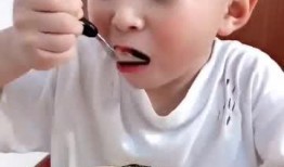 网红吃老汉瓜,传统美食新风尚