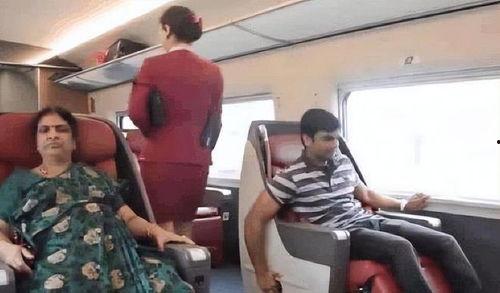 小富婆坐高铁娱乐吃瓜酱,娱乐吃瓜酱，畅享旅途时光